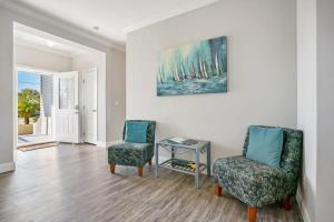 Posezení v ubytování Canal Front Home! Walk to Beach, Porch, Fishing