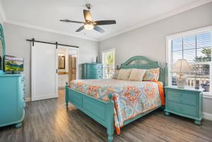 1 dormitorio con 1 cama y ventilador de techo en Canal Front Home! Walk to Beach, Porch, Fishing, en St. Augustine