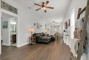 TV a/nebo společenská místnost v ubytování Charming Cottage w Pool, Walkable to Downtown