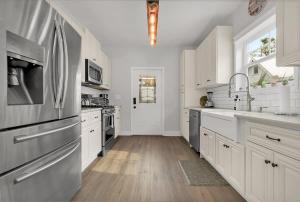 Kuchyň nebo kuchyňský kout v ubytování Charming Cottage w Pool, Walkable to Downtown + 25 fotografií
