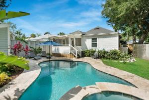 - une piscine dans l'arrière-cour d'une maison dans l'établissement Charming Cottage w Pool, Walkable to Downtown, à Saint Augustine