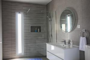 bagno con lavandino e specchio di Dreamscape Villa a Ponta Delgada