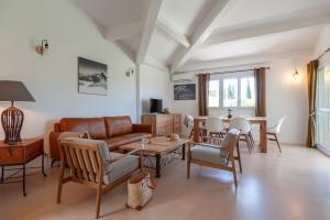 uma sala de estar com um sofá e uma mesa em Résidence Marina Rossa em Porto-Vecchio