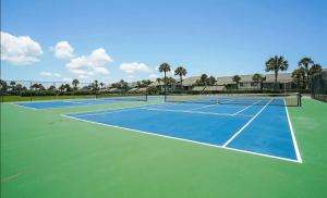 een tennisbaan met twee tennisrackets erop bij Stunning Ocean Views, Huge Patio, Heated Pool and Amenities! in St. Augustine