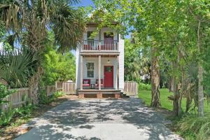 una casa con una porta rossa e un vialetto di Downtown Home with Hot Tub, BBQ, Near Ice Plant! a St. Augustine