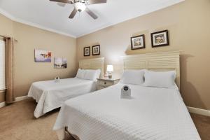 奧蘭治海灘的住宿－Phoenix West II 1816 Lazy River，一间卧室配有两张带白色床单的床
