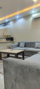 - un salon avec un canapé et une table dans l'établissement شقق مساكن الاطلال الفندقيه, à Riyad