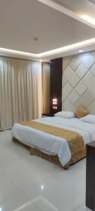 - une chambre d'hôtel avec 2 lits dans l'établissement شقق مساكن الاطلال الفندقيه, à Riyad