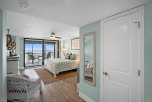 Un dormitorio con una cama y vista al mar. en Upscale Oceanfront Condo with Panoramic Views and Pool, en St. Augustine
