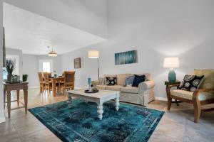 Zona d'estar a Sapphire Skies! Sweet Beach Condo Steps from the Sand and Surf