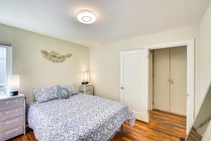 een slaapkamer met een bed, een dressoir en een raam bij Centrally Located San Jose Condo 2 Mi to Downtown in San Jose