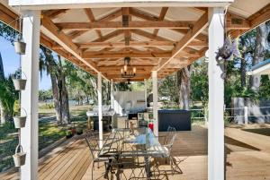 Patio nebo venkovní prostory v ubytování Charming Fishing Cabin Has It All, Full Dock and Summer Kitchen, Access to SUPs, Bikes, Beach Gear
