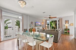 Posezení v ubytování Heated Pool Costa Rica Style Sleeps 10 Steps to Sand, Dogs OK