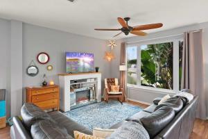 TV a/nebo společenská místnost v ubytování Heated Pool Costa Rica Style Sleeps 10 Steps to Sand, Dogs OK