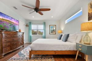 Postel nebo postele na pokoji v ubytování Heated Pool Costa Rica Style Sleeps 10 Steps to Sand, Dogs OK + 49 fotografií