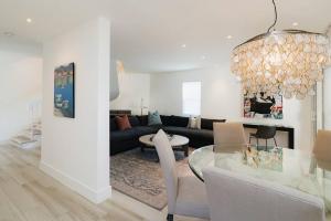 un soggiorno con tavolo e divano di Seven Mile Beach Luxury 3BR Condo- Best Rates! a George Town