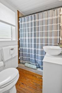 La salle de bains est pourvue de toilettes, d'un lavabo et d'une douche. dans l'établissement Marvelous Mermaid Bungalow, Dog-Friendly Upstairs Apt in Prime Vilano Beach, à Saint Augustine