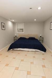 um quarto com uma cama e piso em madeira em Bright & Cozy 2-Bed Apt mins to NYC em Jersey City