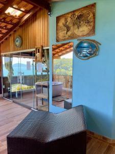 Habitación con vistas a una bañera y una mesa. en Mirante do Pirata Suítes Bed and Breakfast en Ubatuba