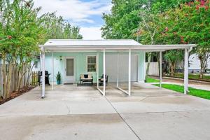 uma casa branca com um pavilhão num passeio em Dog Friendly Cottage Just North of Historic St Aug em St. Augustine