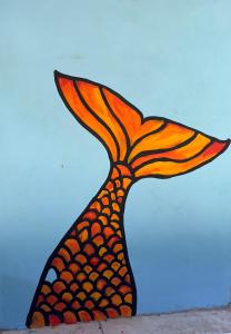 una pintura de una cola naranja y amarilla en Mirante do Pirata Suítes Bed and Breakfast en Ubatuba
