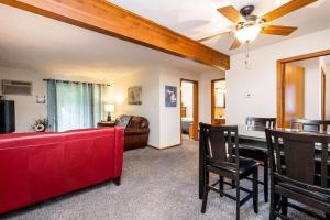 uma sala de estar com um sofá vermelho e uma mesa em Family-friendly cottages by Lake Bella Vista em Rockford