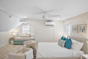 - un salon blanc avec un lit et un canapé dans l'établissement The Lincolnville Loft Sunny Patio with BBQ, à Saint Augustine
