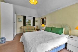 מיטה או מיטות בחדר ב-Finest Retreats - The West Wing at The Mill House