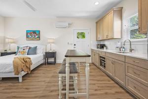 New Private Apt in Uptown St Aug Walk Everywhere的厨房或小厨房