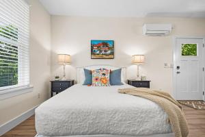 圣奥古斯丁New Private Apt in Uptown St Aug Walk Everywhere的一间白色卧室,配有大床和2个床头柜