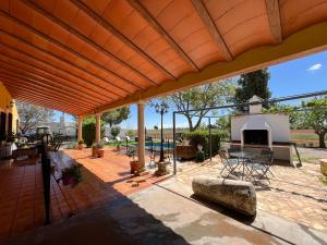 un patio extérieur avec un toit orange et une cheminée dans l'établissement Casa Rural La Aldea, à San Clemente