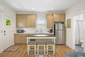 New Private Apt in Uptown St Aug Walk Everywhere的厨房或小厨房