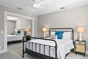 Ένα ή περισσότερα κρεβάτια σε δωμάτιο στο Beach Home w Pool Golf Cart Game Room Dogs Ok +45 φωτογραφίες