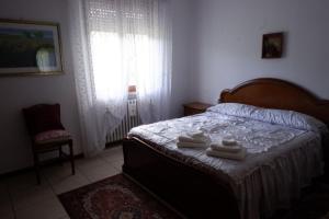 a bedroom with a bed with towels on it at L'edera appartamento in Rivoli Veronese