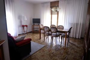a living room with a dining room table and chairs at L'edera appartamento in Rivoli Veronese