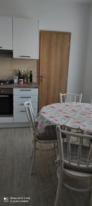 uma cozinha com mesa e cadeiras e uma cozinha com fogão em Apartmán Sofia em Levice