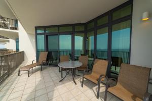balcón con mesa, sillas y vistas al océano en Phoenix West II 2307 Lazy River + Waterslide en Orange Beach