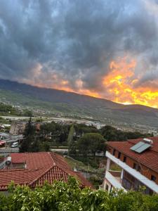 uma vista para uma cidade com um pôr-do-sol em Hotel Villa Edis em Berat