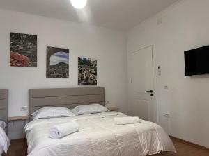 ein Schlafzimmer mit einem Bett mit zwei Handtüchern darauf in der Unterkunft Hotel Villa Edis in Berat