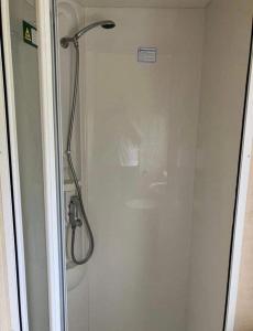 um chuveiro numa casa de banho com uma porta de vidro em 2-Bed Caravan in Mablethorpe sea front location em Mablethorpe