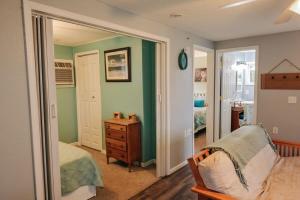 Seating area sa Beach Club of Oscoda Garden Cottage on the Lake