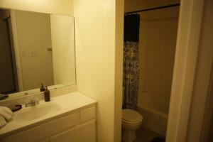 uma casa de banho com um lavatório, um WC e um espelho. em Apartment next to Fort Sill Entrance Gate em Lawton