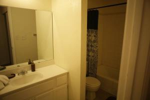 Ένα μπάνιο στο Conveniently Located Apartment Near the Fort Sill Entrance Gate!
