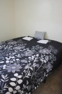 ein Bett mit einer schwarzen und weißen Decke und Kissen in der Unterkunft 1 bedroom apartment within sight of Fort. Sill in Lawton