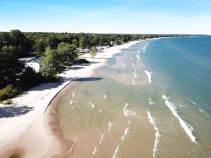 una vista aerea su una spiaggia con acqua di Beach Club of Oscoda - The Lakeshore Cottage a Oscoda