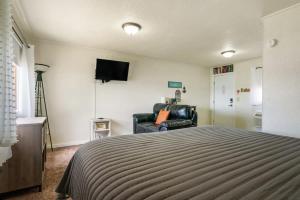 Ένα ή περισσότερα κρεβάτια σε δωμάτιο στο King Suite with Scenic Views at Fife Lake Lodge