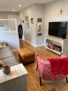 Μια τηλεόραση ή/και κέντρο ψυχαγωγίας στο Downtown Rockford Duplex
