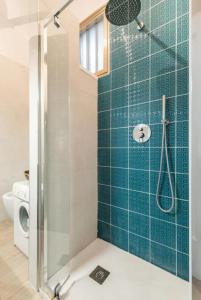 een badkamer met een douche met blauwe tegels bij [Seaside Apt] Private Parking and near the beach in Viareggio