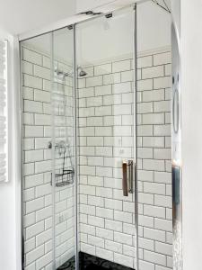 baño con ducha y puerta de cristal en Leniwa Kolonia, en Sarnaki