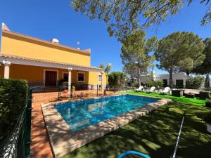- une piscine dans la cour d'une maison dans l'établissement Casa Rural La Aldea, à San Clemente